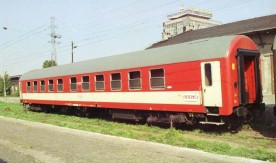 Wagon osobowy serii A na stacji w Warszawie, 05.1993. Fot....